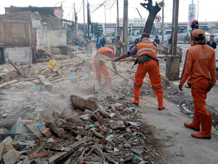 500 Personel Gabungan Bersihkan Lahan Bekas Kebakaran Pasar Gembrong