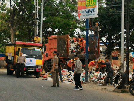 Lima Ton Sampah Diangkut Dari TPSS Utan Jati