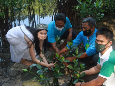 Putri Indonesia Lingkungan 2020 Sambangi Pantai Cikaya