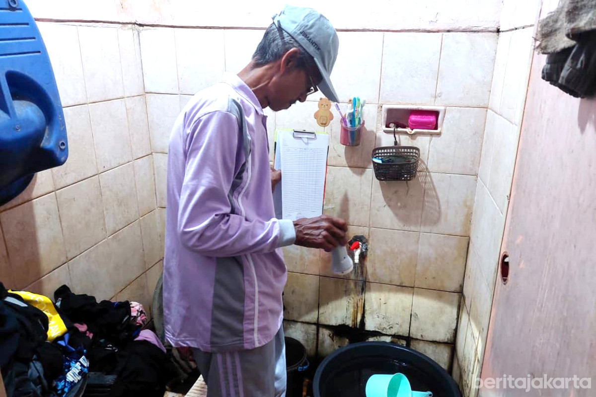 Petugas sedang memantau jentik nyamuk di rumah warga wilayah RW 03, Kelurahan Tangki