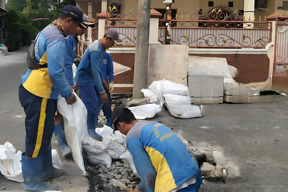 Sejumlah petugas melakukan pengerjaan perbaikan saluran
