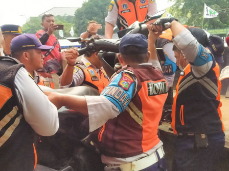 Petugas Gabungan Tertibkan Parkir Liar di Depan Mapolres Jaktim 