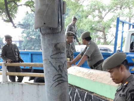  Tujuh Lapak Liar di Kolong Jembatan di Kelurahan Pasar Manggis Ditertibkan Satpol PP 