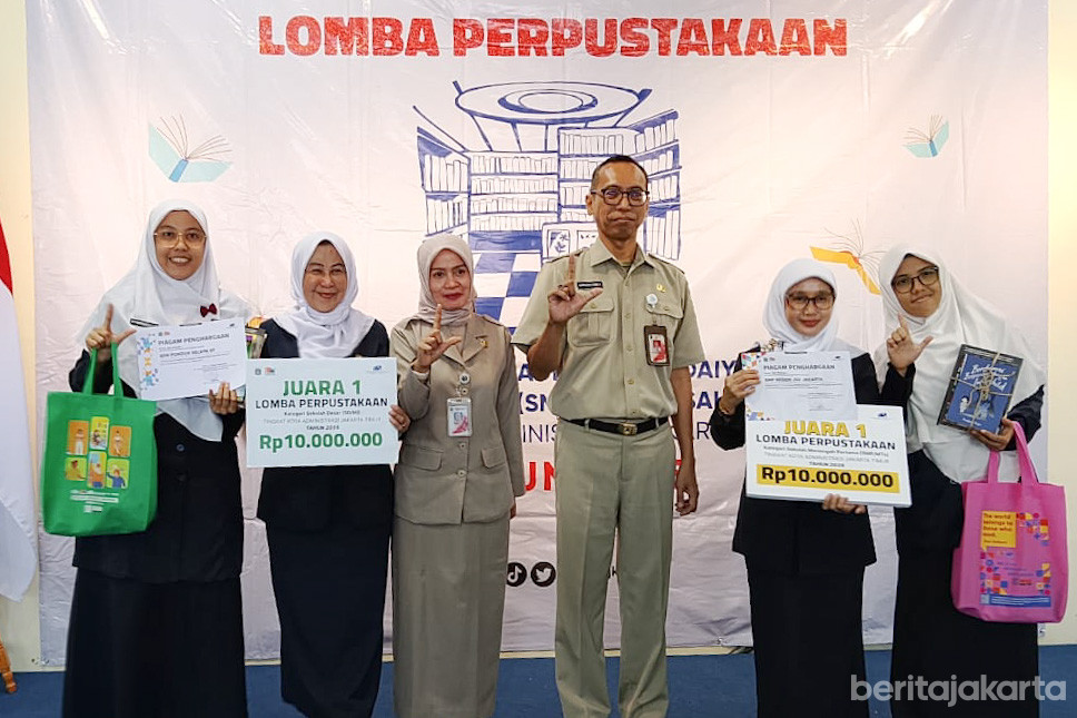 Kepala Dispusip DKI, Nasruddin Djoko Surjono bersama pemenang lomba perpustakaan