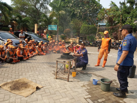 60 Anggota PPSU Kelurahan Setu Ikuti Pelatihan Penanggulangan Kebakaran