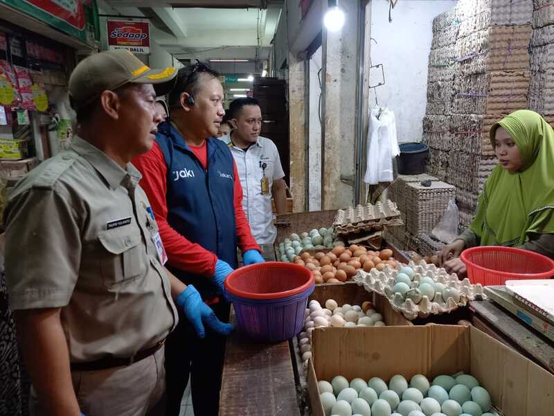 Petugas Gabungan Sidak Pengawasan Pangan di Jaktim