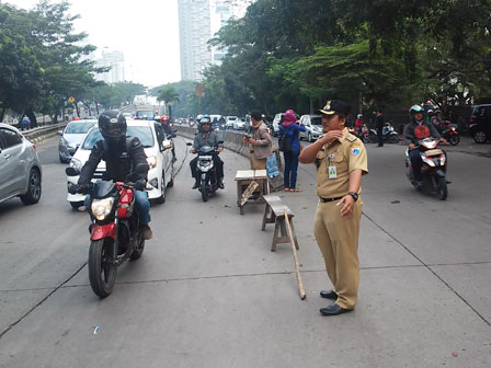 Aparat Kelurahan Grogol Selatan Cegah Motor Lawan Arus