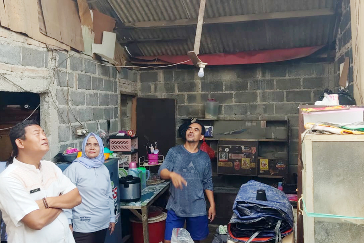 Kondisi atap rumah warga di Jalan Taiman Barat, RT 11/07, Kelurahan Tengah yang rusak