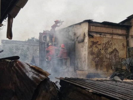 Lima Bangunan di Makasar Terbakar