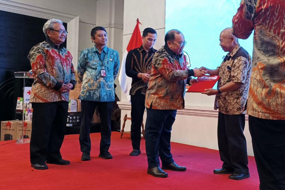 PMI DKI Jakarta memberi penghargaan kepada perwakilan pendonor darah sukarela 50 kali