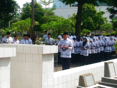  Sekda DKI pimpin upacara peringati hari guru di TPU Karet Bivak 