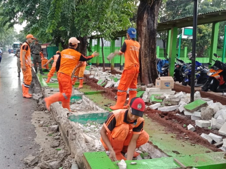  10 Petugas PPSU Penggilingan Dikerahkan Evakuasi Tembok Ambruk 