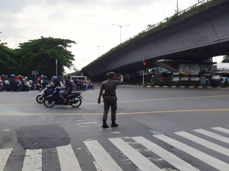 52 Satpol PP Diperbantukan Urai Kemacetan di Duren Sawit