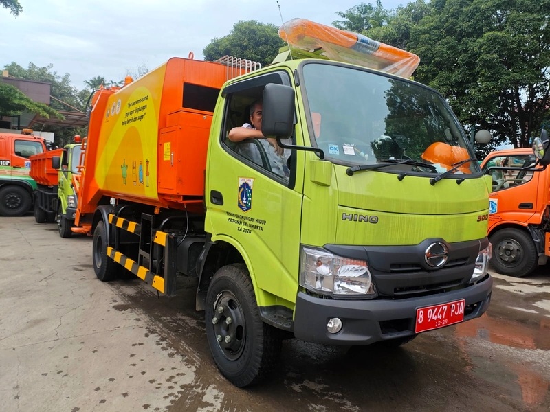 Sudin LH Jakpus, Penyerahan, Truk Compactor Sampah