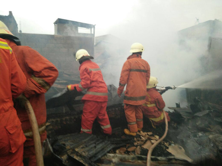  Kebakaran Hanguskan Tiga Rumah di Menteng Atas