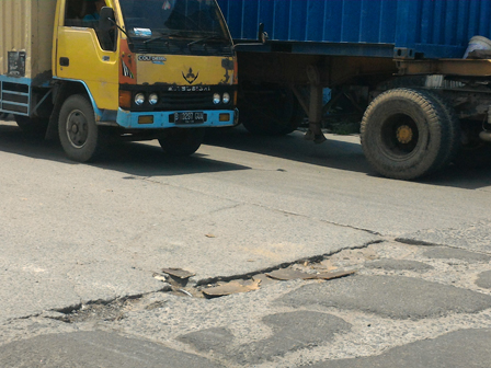  Lubang di Jl RE Martadinata Membahayakan Pengendara