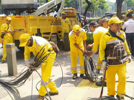 Puluhan Satgas Kuning Tertibkan Kabel Udara di Jl Sudirman 