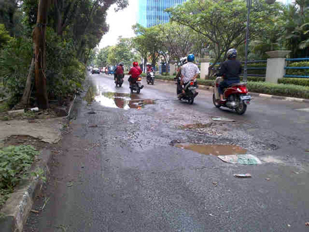 Jalan Rusak di Kebon Sirih Barat Segera di Perbaiki