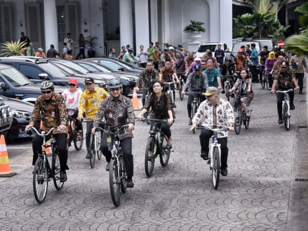 Gubernur Ajak Jajarannya Bersepeda pada Hari Batik Nasional