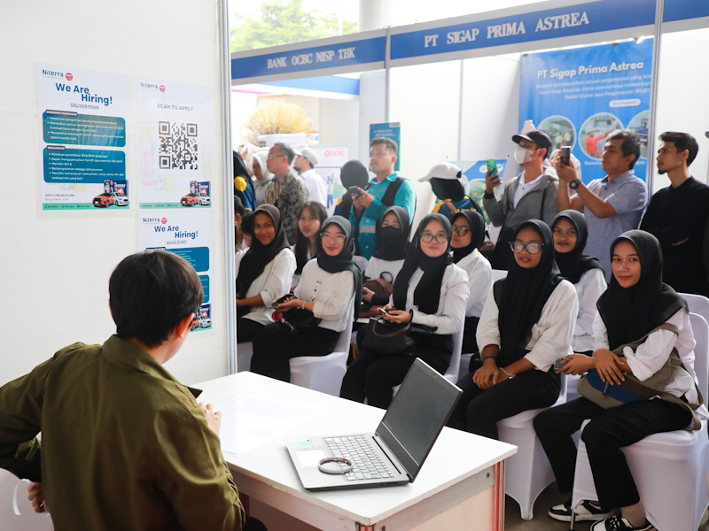Walau Hujan, Warga Antusias Datangi Job Fair di Velodrome