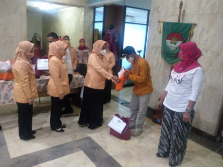 DWP DKI Jakarta Salurkan 50 Paket Bansos Bagi Warga Pejagalan