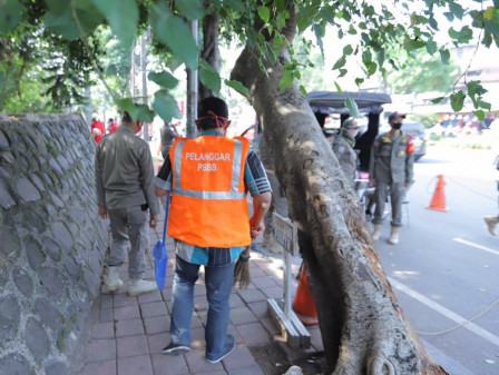 37 Pelanggar PSBB di Jatinegara Dikenai Sanksi Kerja Sosial