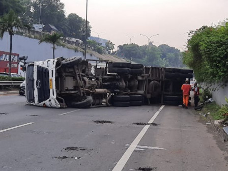        Petugas Gulkarmat Evakuasi Truk Terguling di Tol JORR