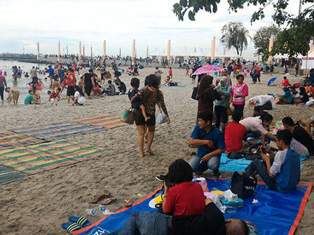 Ribuan Masyarakat Kunjungi Ancol