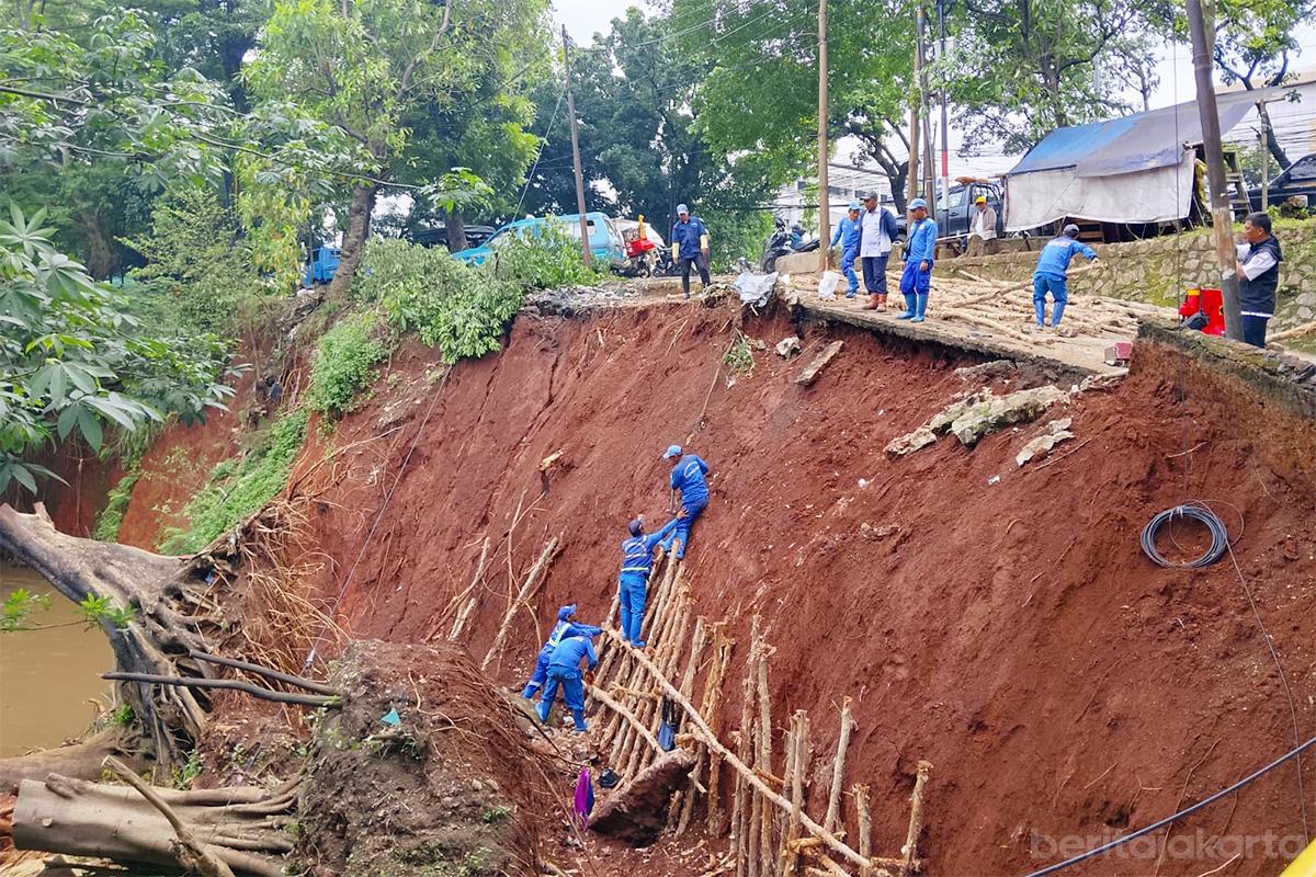 Turap longsor ciracas nur