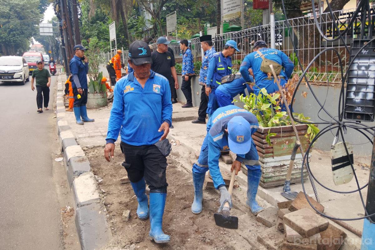 Personel Gabungan Lakukan Pelebaran Jalan di Kelapa Dua Wetan