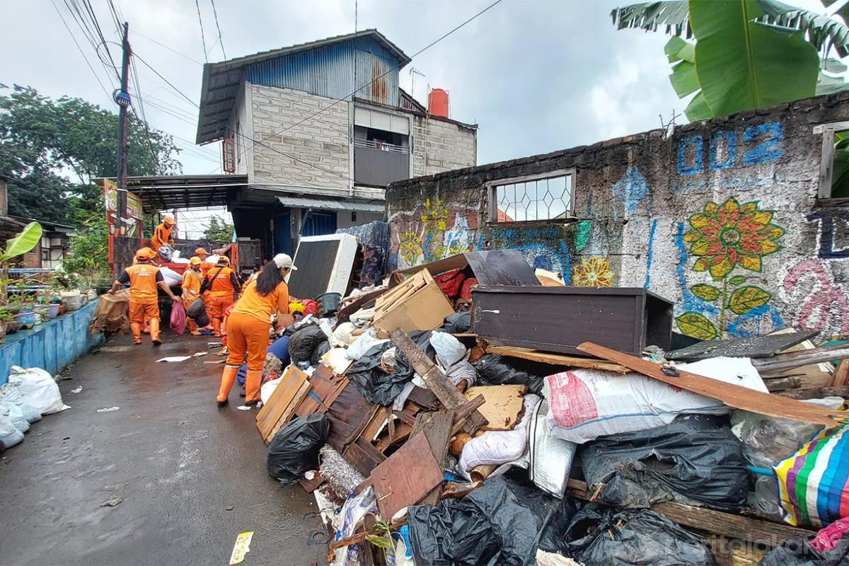 Sampah genangan kramatjati nur2