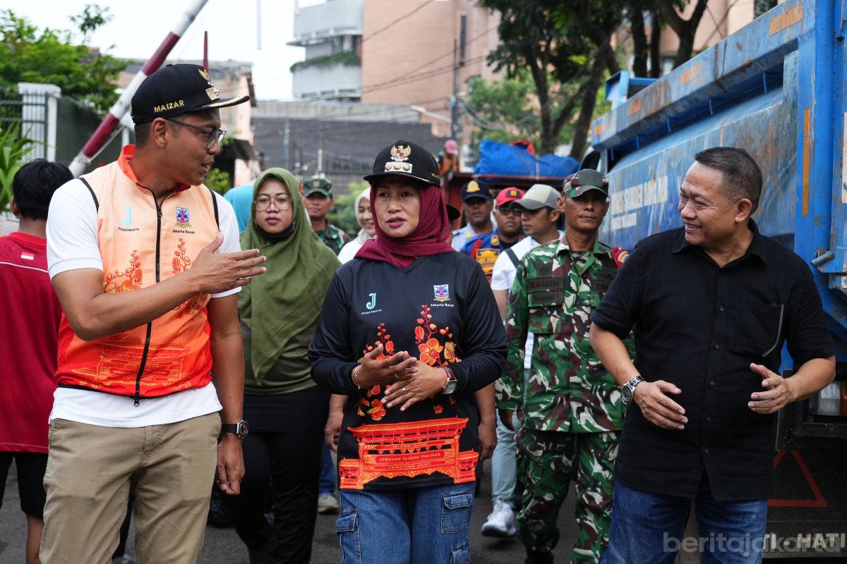 Iin Tinjau Sejumlah RW Percontohan Pengelolaan Sampah di Jakbar