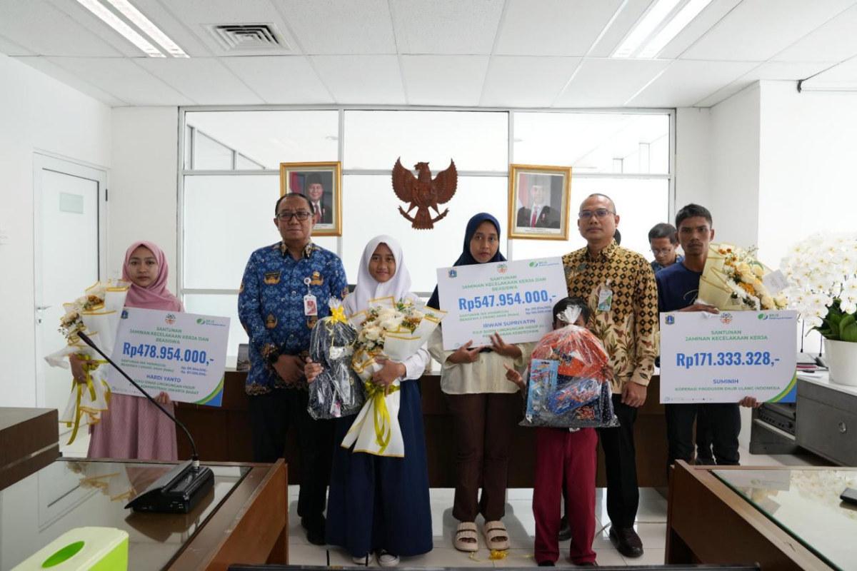 Santunan korban longsor ptsp bantar gebang