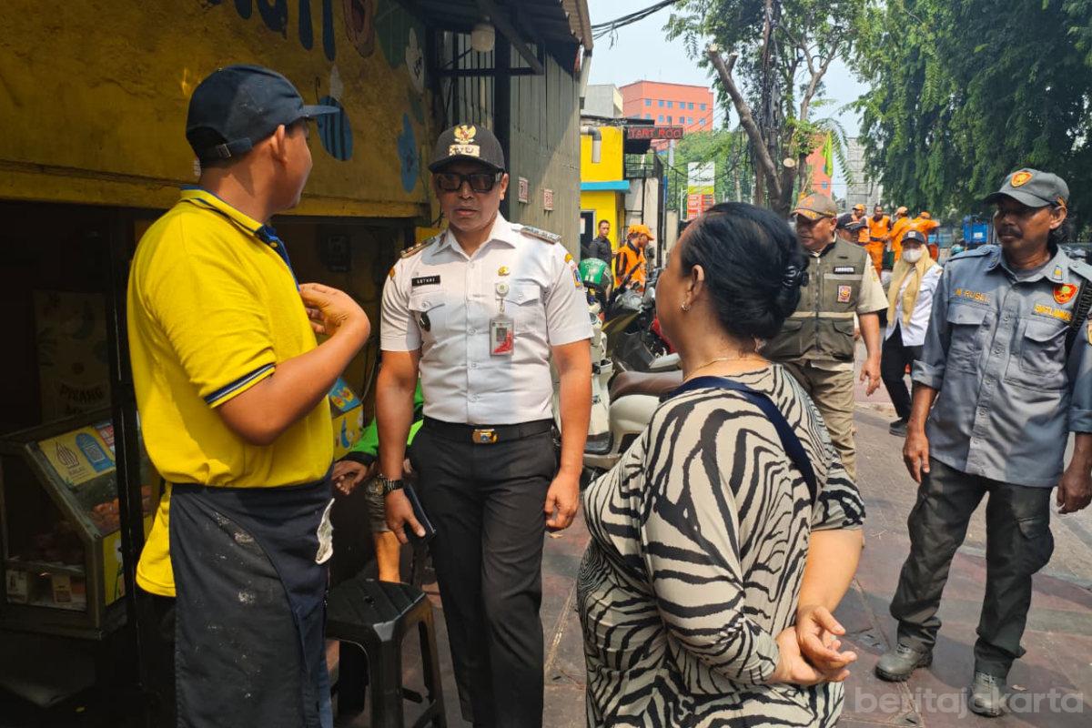 Pedagang di Atas Trotoar Jalan Mangga Besar Raya Ditertibkan