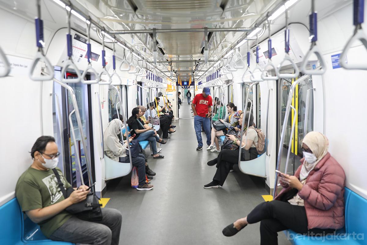 Penumpang mrt jati4