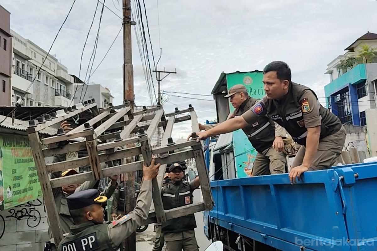 Petugas Gabungan Gelar Operasi Bina Tertib Praja di Palmerah (1)