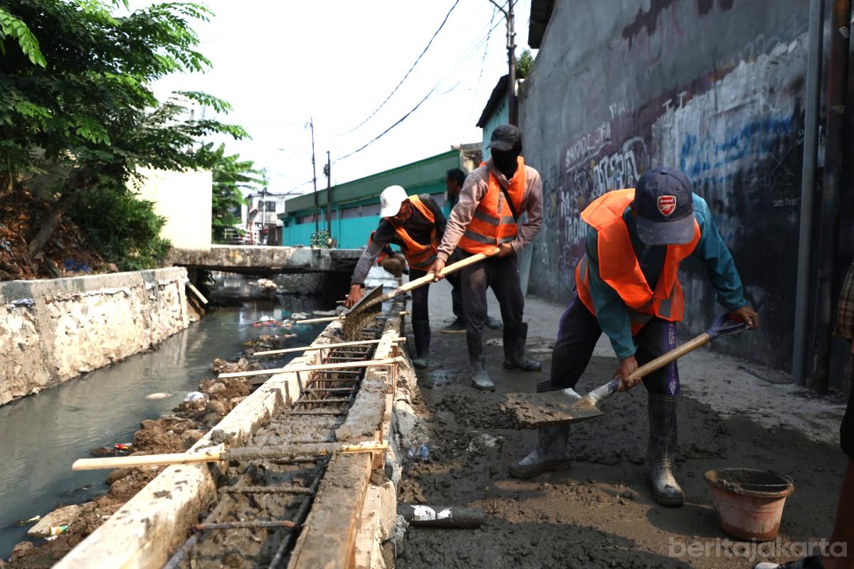 Sudin SDA Jaktim Revitalisasi Turap Kali Induk otoy