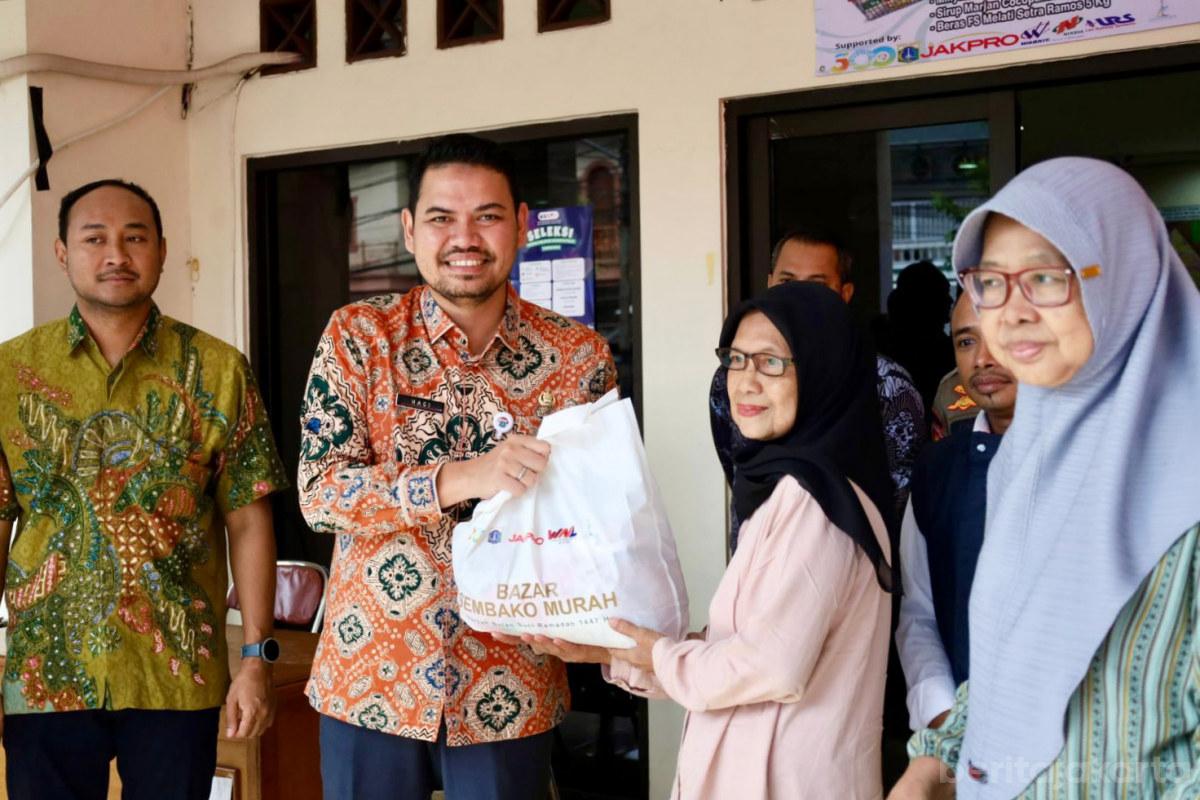 Ratusan Warga Paseban Serbu Penjualan Paket Sembako Murah