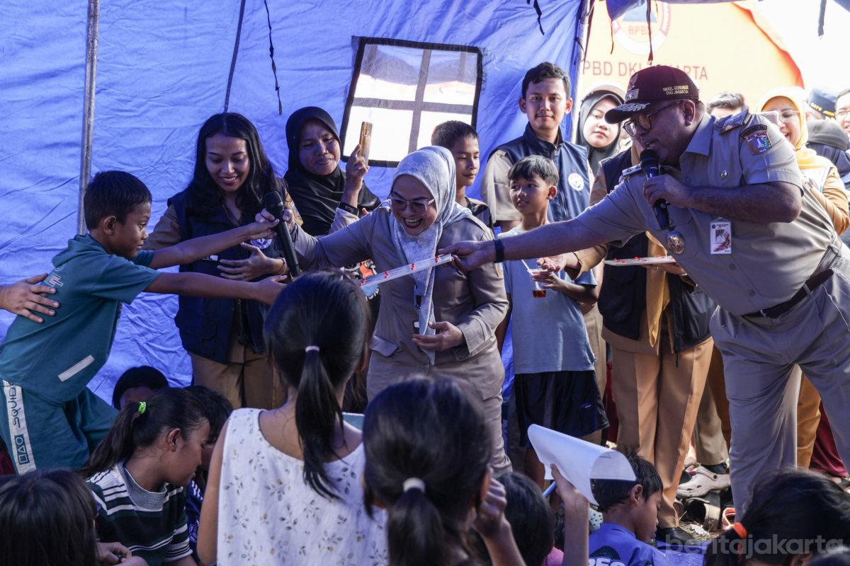 Rano Karno Tinjau Korban Kebakaran Kebon Kosong1
