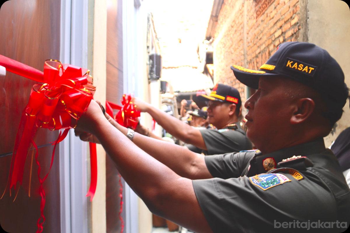Satpol PP Resmikan Hasil Program Bedah Rumah di Cengkareng