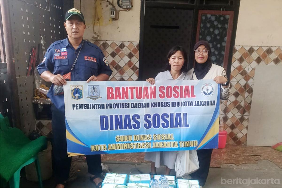 Dinsos bantuan Penyintas Kebakaran Cakung Barat nur2
