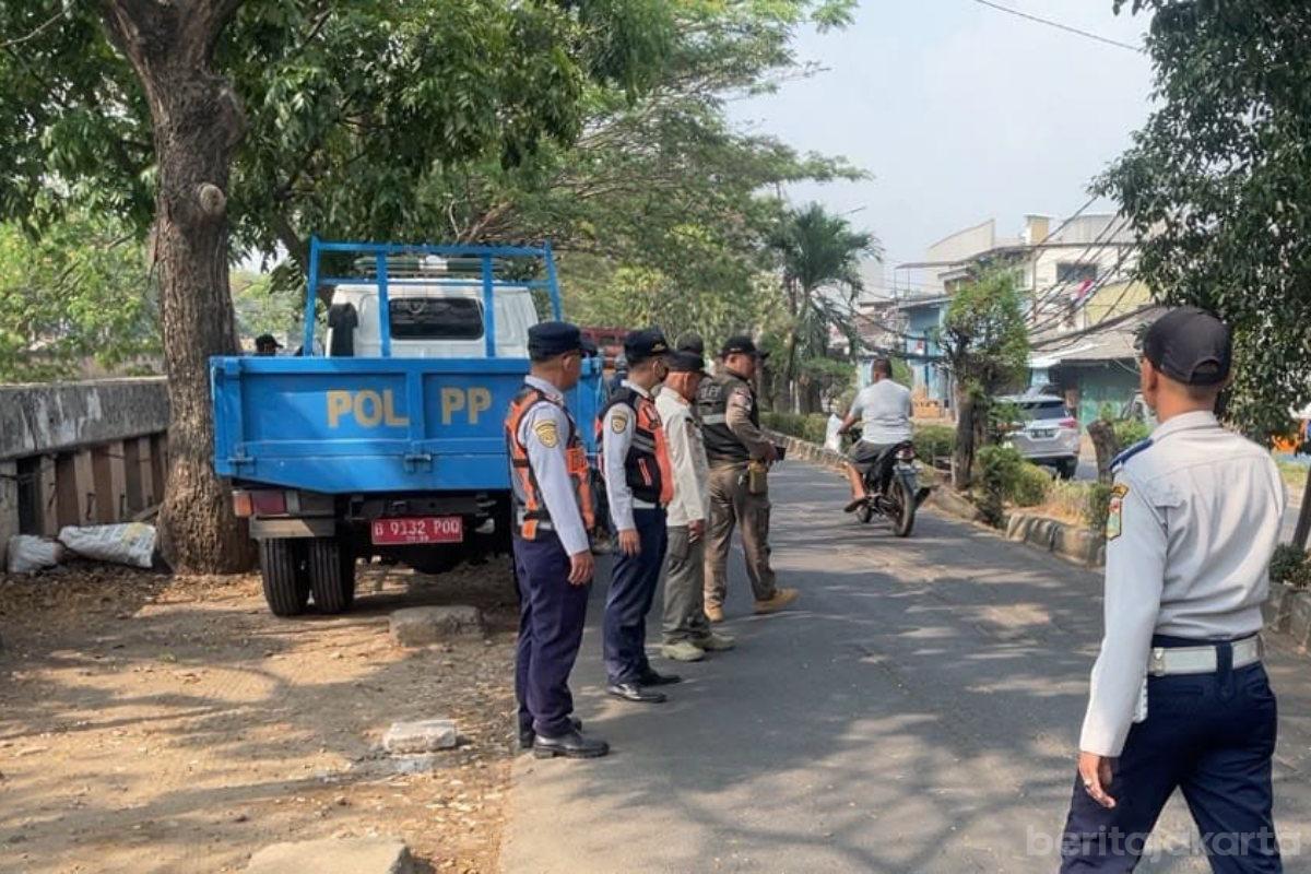 Operasi Bulan Tertib Trotoar di Kembangan Tertibkan 7 Lapak PKL
