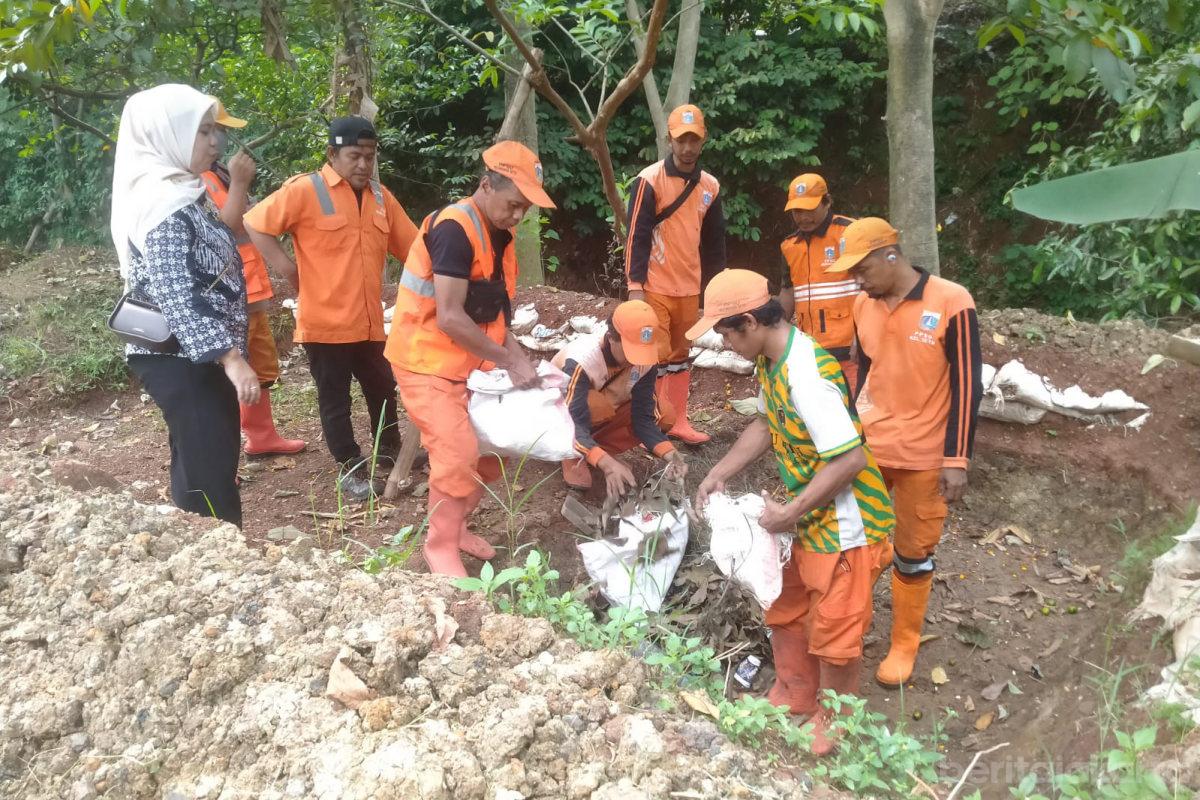 Waduk Setu Jadi Pusat Pengolahan Sampah Daun Menjadi Kompos