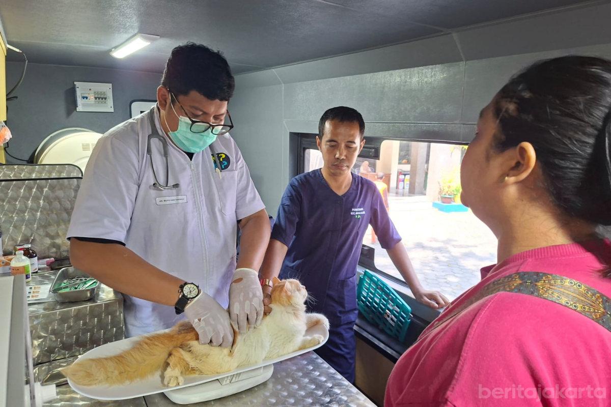 Warga CPB Antusias Periksa Kesehatan Hewan di Mobil Klinik Keliling