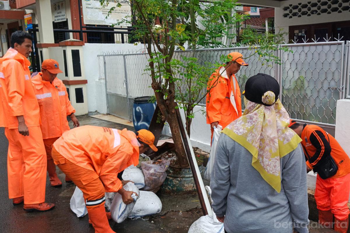 PPSU Bersihkan Saluran Air di Jl Kebon Manggis I