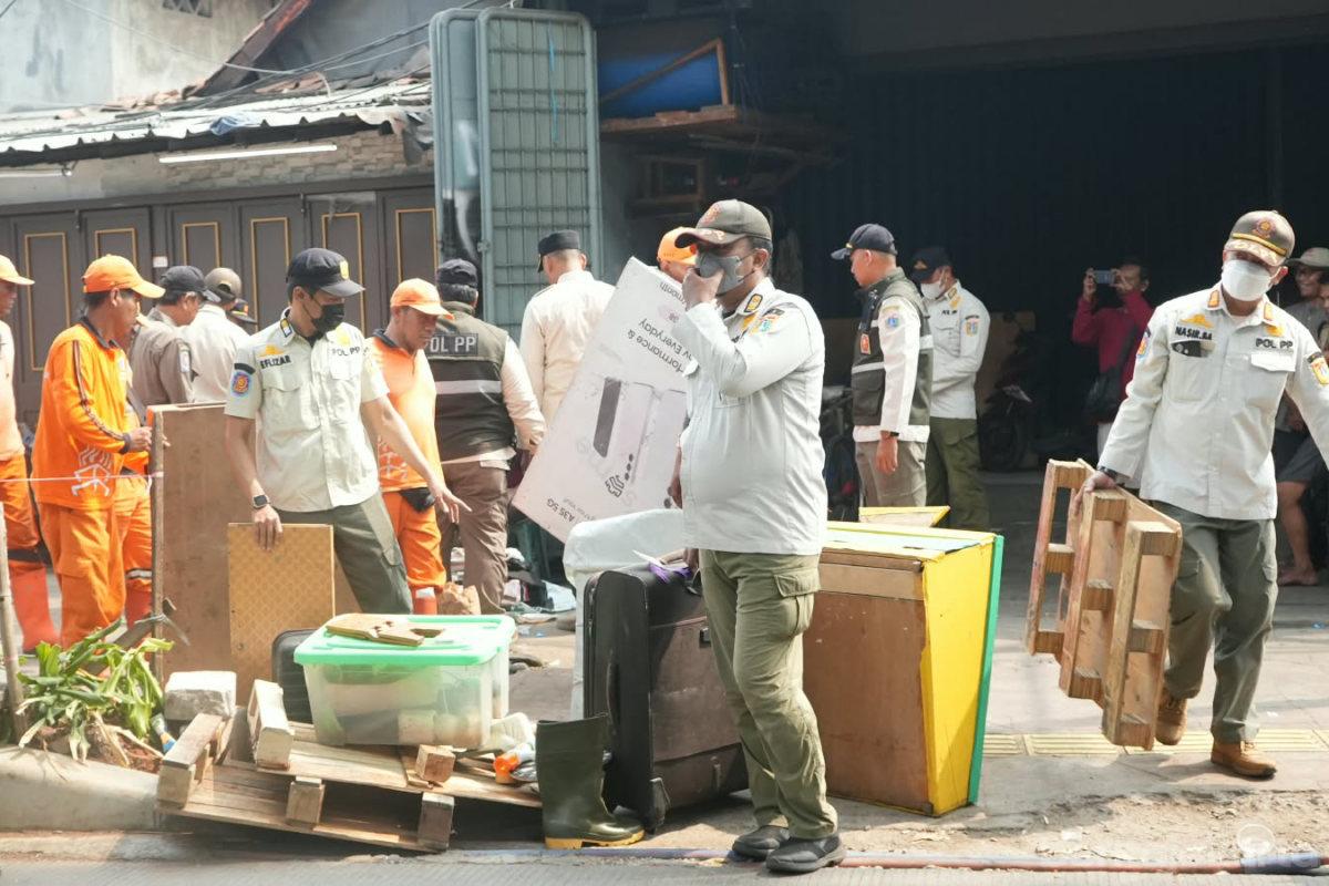 33 Lapak PKL Liar di Kebayoran Lama Utara Ditertibkan