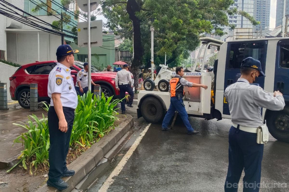 Petugas Gabungan Tindak Tegas Parkir Liar di Senopati