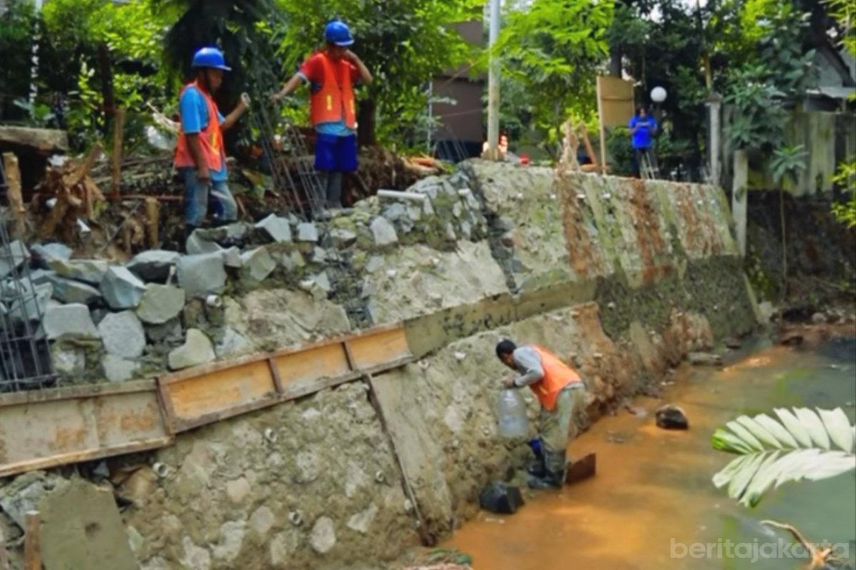 Sudin SDA Jaksel Perbaiki Turap Saluran Phb Sawo