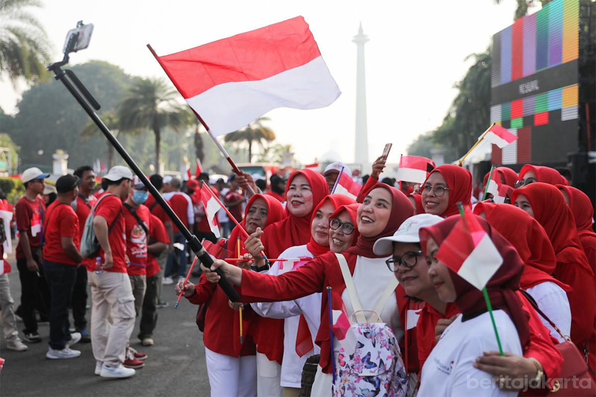 Warga masyarakat perempuan bendera merahputih kemerdekaan jati