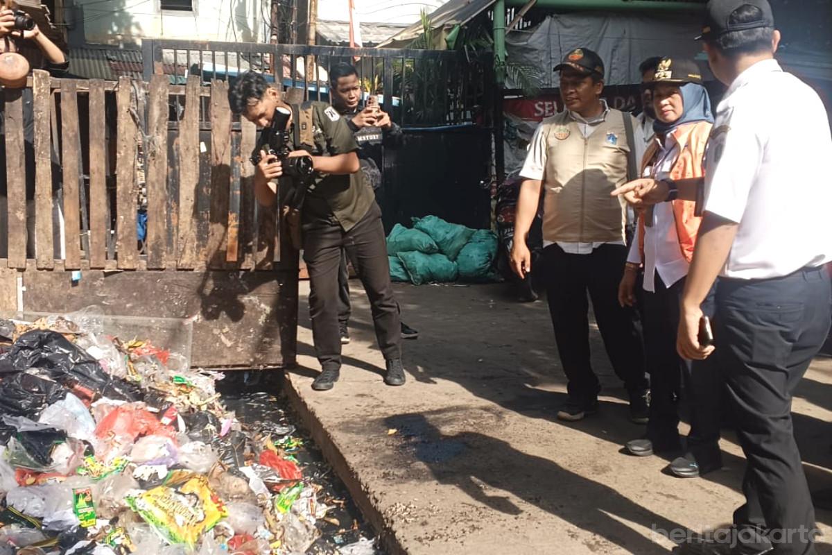 Pemkot Jakbar Tutup Lahan TPS Liar di Jalan Angke Indah II
